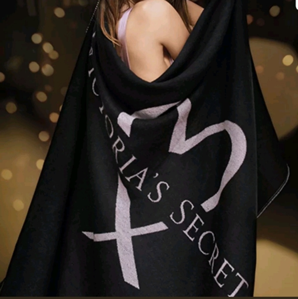 Victoria's Secret LIMITED EDITION Cozy Blanket